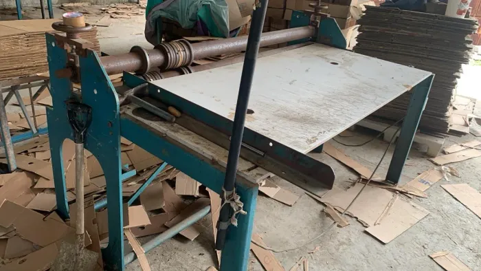 Máquina de  corte e vinco plana e riscador  