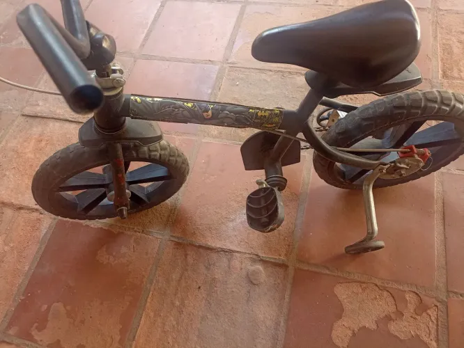 Vendo bicicleta para criança precisa de reparo pequeno a f *