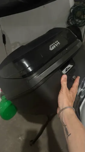 Baú GIVE 33L com suporte para Moto