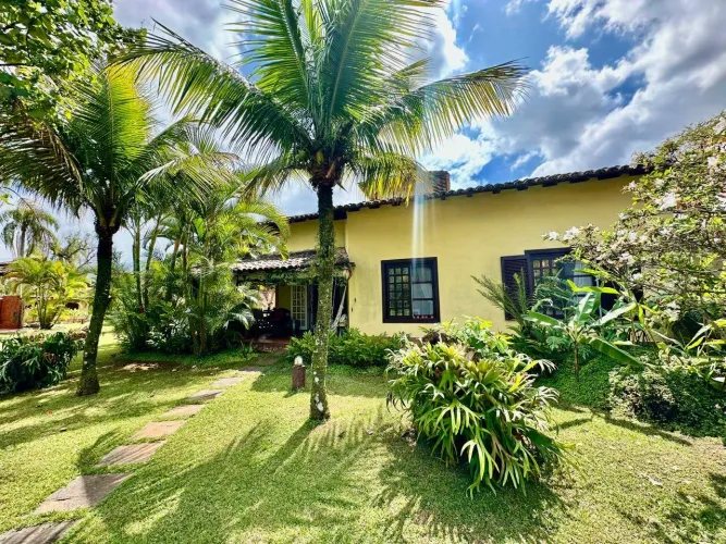 Casa luxuosa à venda na praia de Camburizinho em condomínio fechado