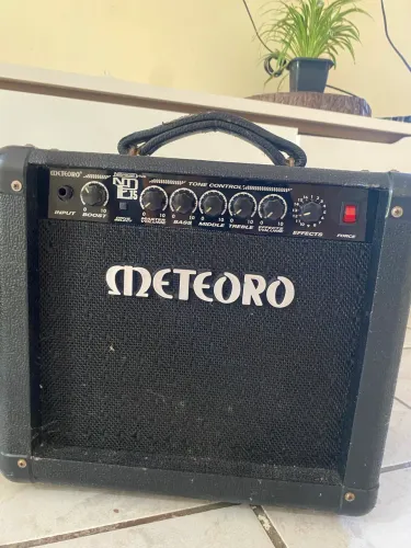 Guitarra com todos os acessórios