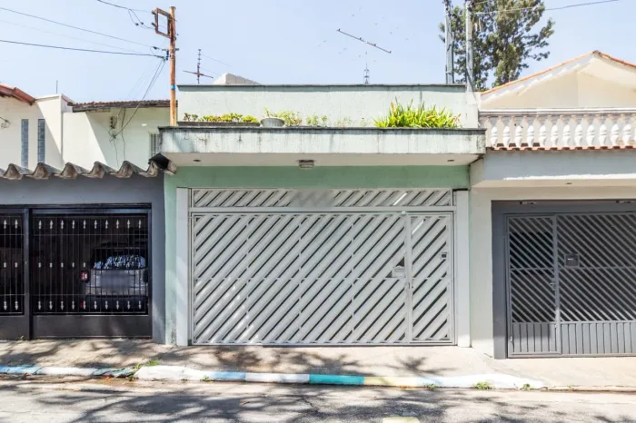 Casa comercial na Rua General Irulegui Cunha, 234 380 m²