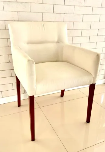 Poltrona com pés de madeira