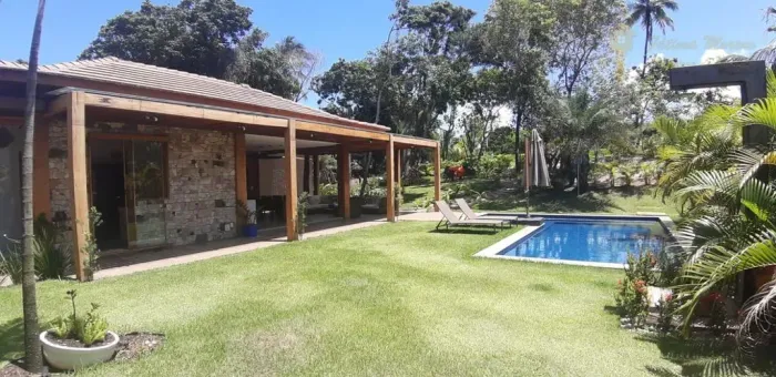 Casa de condomínio na Praia do Forte para venda tem 600 metros quadrados com 6 quartos