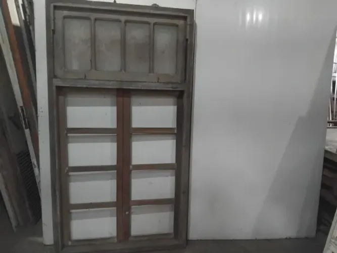 Janelas reformadas de madeira que resistiram ao tempo