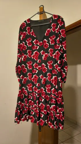 Vestido preto curto de manga longa com estampa floral rosa