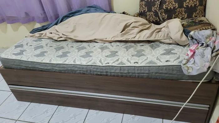 Cama solteiro em MDF com colchão
