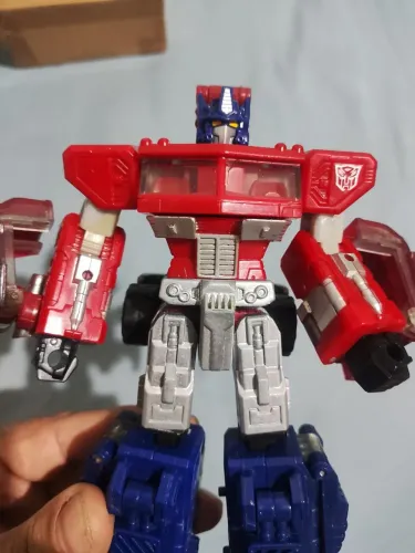 Transformers Classics Optimus Prime com detalhes