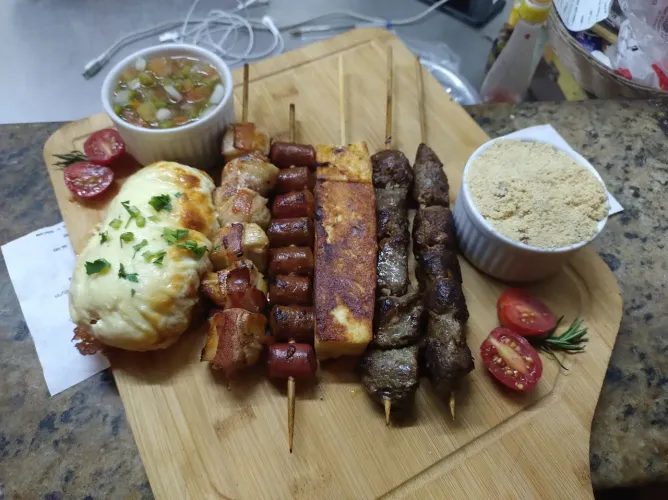 Contrata -se ajudante de cozinha do sexo feminino pro turno da noite com experiência 