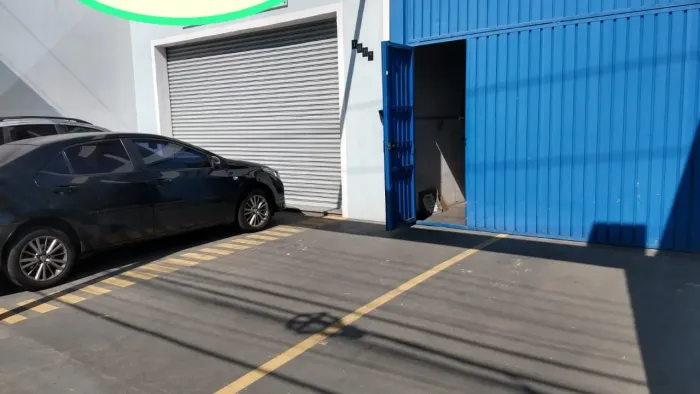 ALUGA-SE GALPÃO COM LOJA E MEZANINO NA AVENIDA CASA VERDE COM 350M2