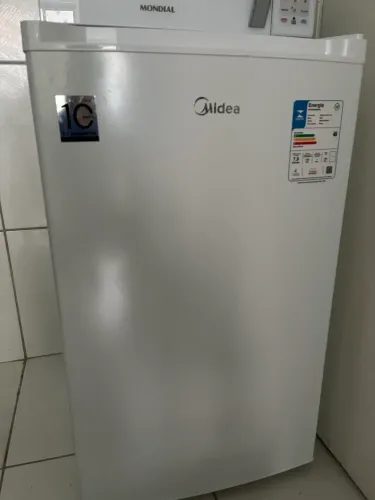 Geladeira frigobar semi nova : dois meses de uso