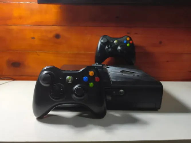 Xbox 360 Desbloqueado + 2 Controles