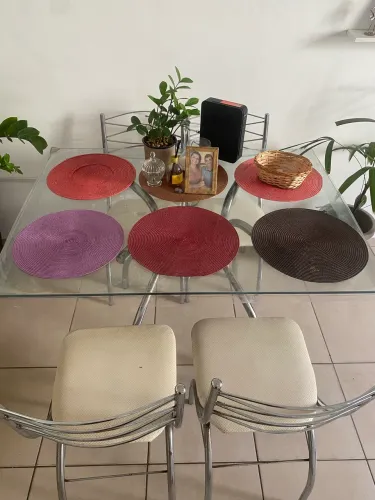Mesa de vidro + 4 cadeiras