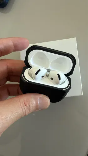AirPods 4 com cancelamento de ruído.