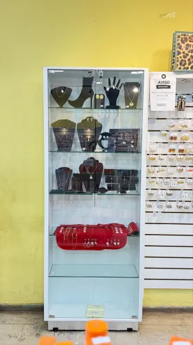 Vitrine expositora vertical de vidro com portas