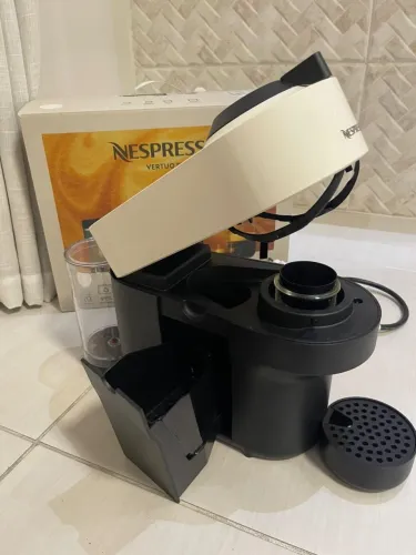 Cafeteira nespresso (semi nova) 