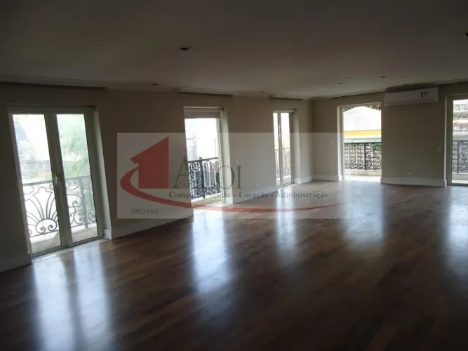 Apartamento em edifício com arquitetura neoclássica de apenas oito andares, com 385M² útei