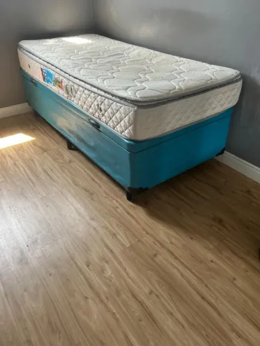 Vendo cama box baú e colchão de molas solteiro.