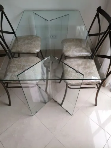 Mesa de vidro com 4 cadeiras