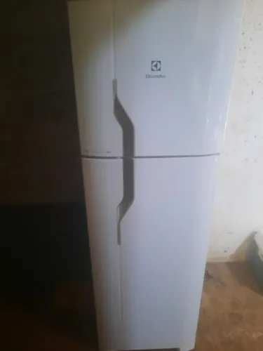 Vendo geladeira Electrolux 110wts semi novo funciona perfeitamente 