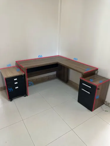 Mesa de escritório em L