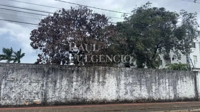 Terreno de esquina com área de 3.005 m² , localizado à Rua das Mangueiras, com a Rua Coque