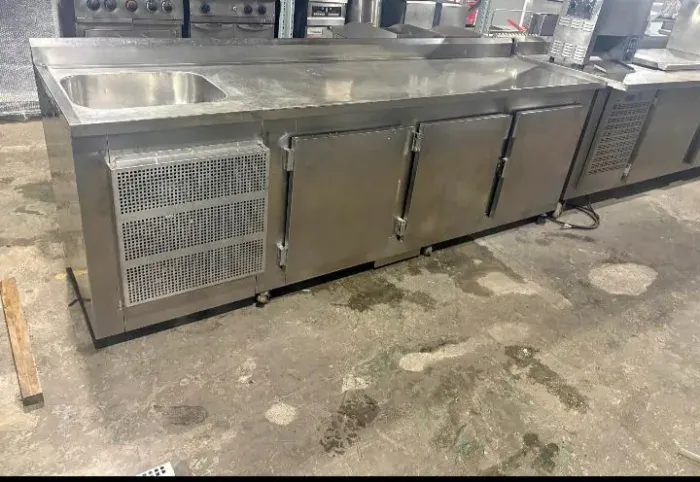 Balcão de encosto refrigerado com pia