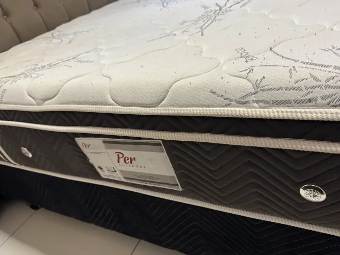 Cama Queen 198x158 com Cabeceira Estofada Premium ! Ótimo estado