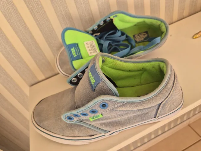 Tênis Vans azul com fundo verde original