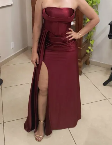Vestido longo de festa marsala