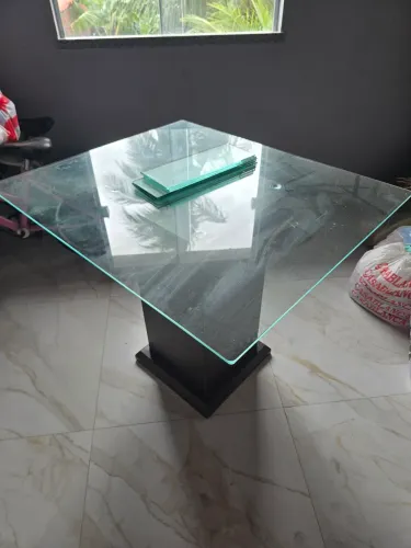 Mesa de vidro com base de madeira