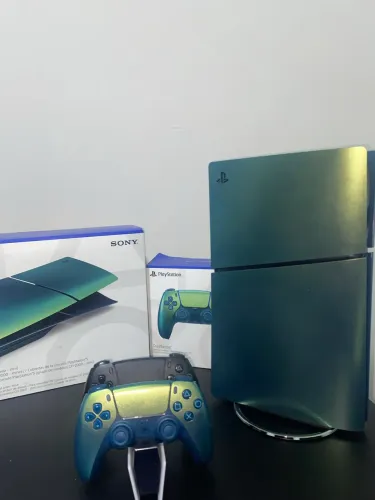 PS5 Slim Digital 1TB + 2 Controles (Chroma Teal e Black) + Tampa Chroma Teal + Base
