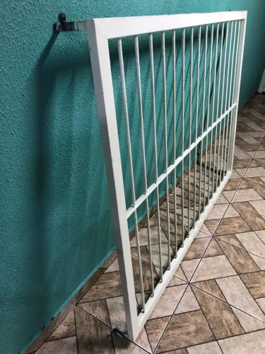 Grade de proteção medindo 1,30 de comprimento por 1,80 de largura