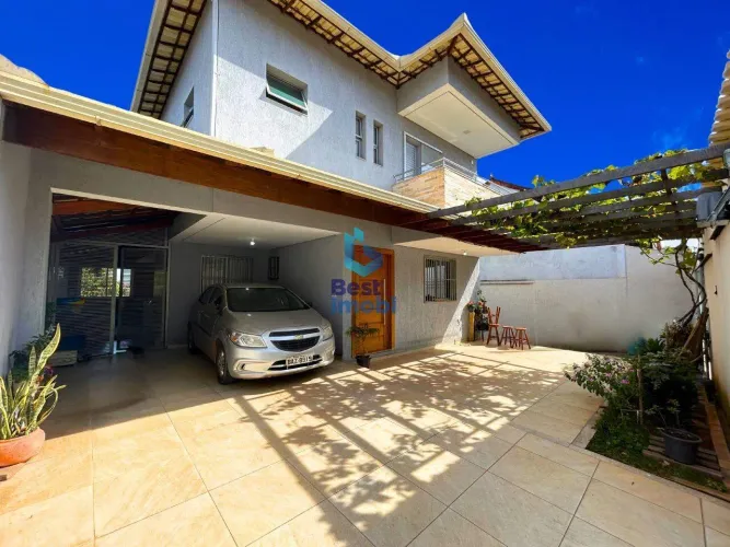 Casa à Venda com 3 Quartos, Suíte, Salão de Festas e Barracão