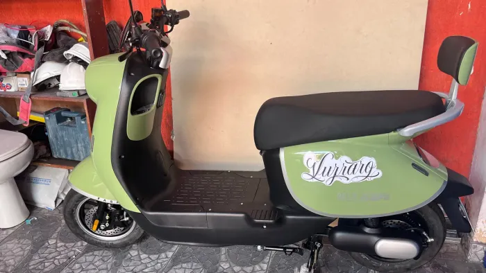 Scooter elétrica modelo Mia verde