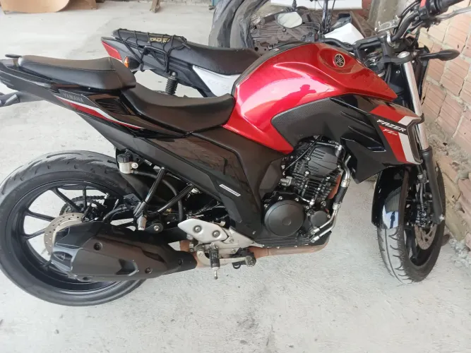Vendo uma moto fz25 semi nova 