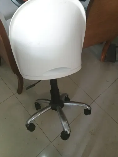 Cadeira de plástico branco giratória com rodinha o hidráulico dele tem que fazer um reparo