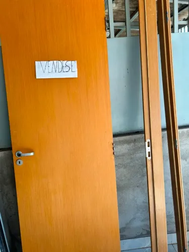 PORTA DE MADEIRA - COMPLETA COM BATENTE E FECHADURA