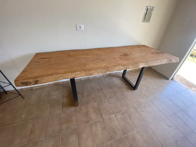 Mesa Rústica de Madeira Maciça 2,20m com Pé de Ferro Industrial