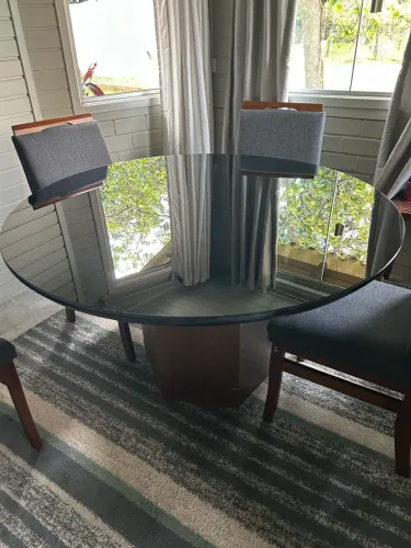 Mesa com tampo de vidro e 4 cadeiras 