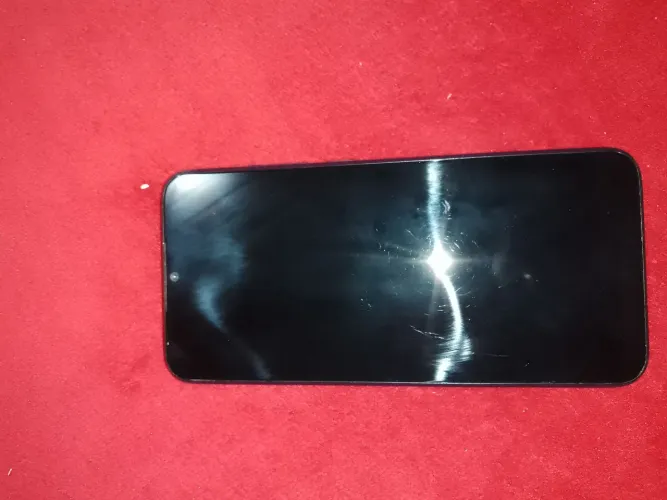 Vendo celular  Redimi note 8 está só quebrado na parte de trás  mais não interferê em nada