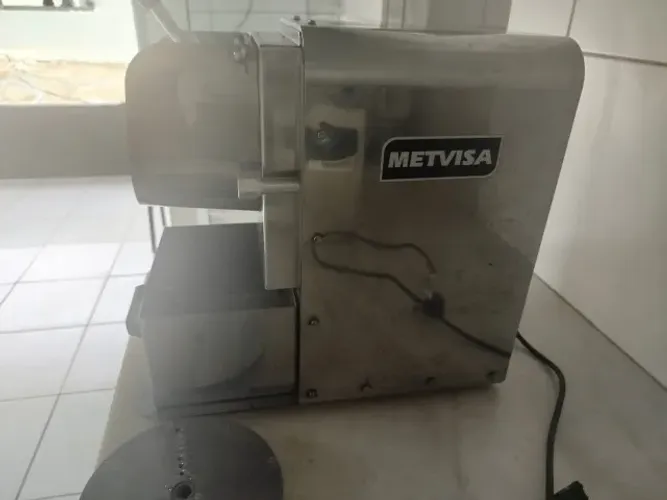 Ralador de queijo industrial Metvisa, 3 discos de corte, cor cinza