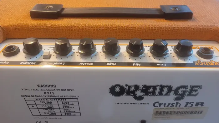 Amplificador Orange Crush 15R + Pedal Brutal Distortion + Pedal Compressor Sustainer