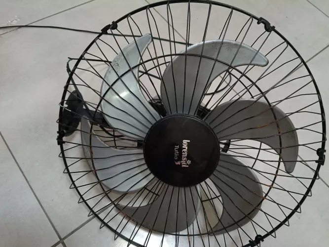 Vendo ventilador 6 pás de parede com defeito