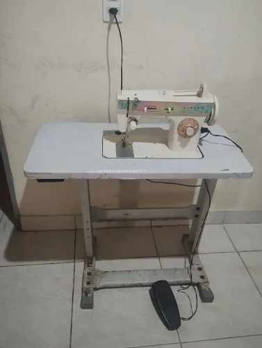 Máquina de costura reta caseira sirge funcionando perfeitamente completa com a mesinha 