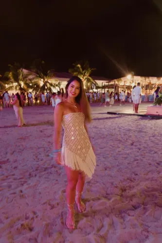 Vestido nude com franjas em crochê