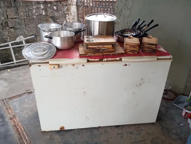 Freezer, frigideiras, panelas e tábuas de madeira para servir lanches