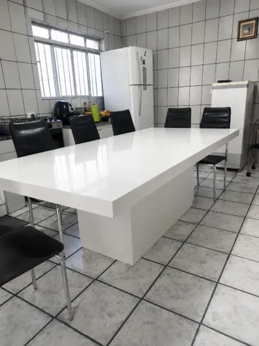 mesa de jantar robusta em MDF de alta espessura, com design contemporâneo, tampo amplo e c