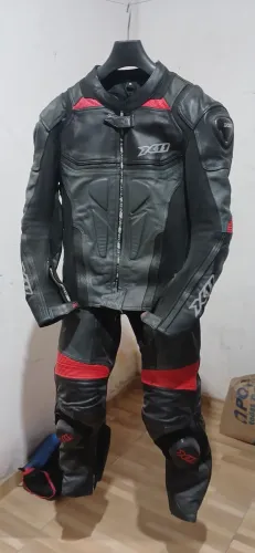 Vendo macacão e bota x11 poucos usados