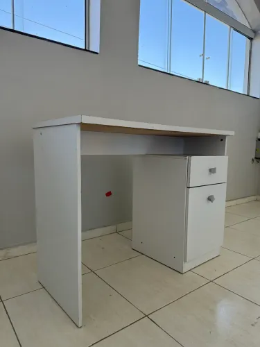 Mesa para escritório com porta e gaveta